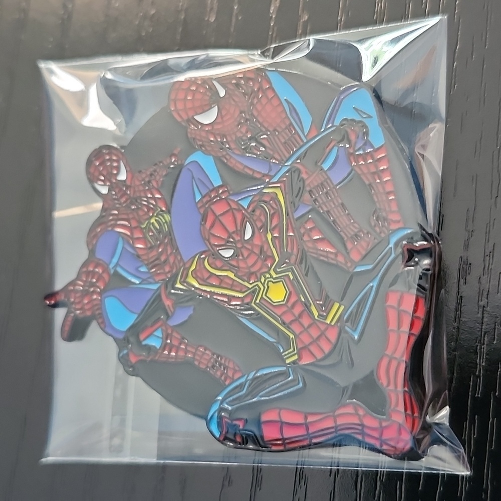 MARVEL Spiderman Oversized Enamel Pin - Picture 3 of 4